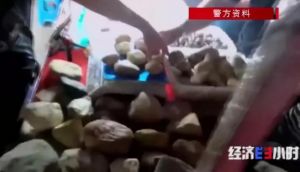 电商曝光台：央视曝光直播间赌石骗局！警惕网络直播带货暗藏的消费陷阱
