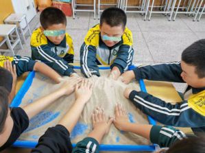 中脉在新疆成功举行团体沙盘心理辅导活动