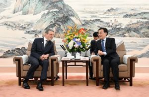 江苏省委书记信长星会见康宝莱全球董事长兼首席执行官约翰逊