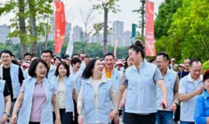 益起为她筑梦芳华 完美公益健步走南宁站开走